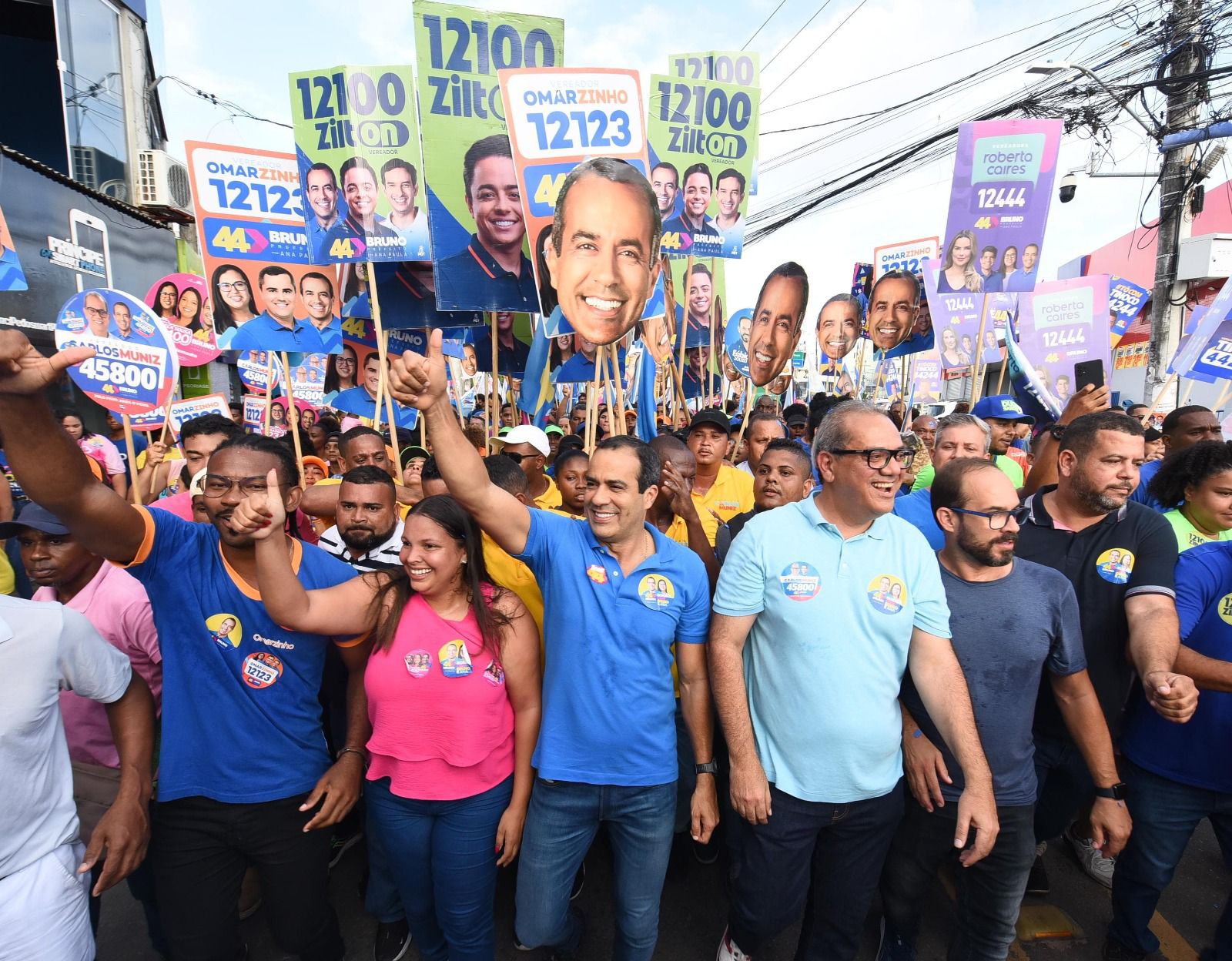 Bruno Reis em caminhada com apoiadores em Nova Brasília Bruno Reis em caminhada com apoiadores em Nova Brasília