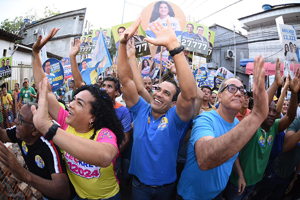 O prefeito de Salvador e candidato à reeleição, Bruno Reis (União Brasil), em caminhada de campanha em Pernambués