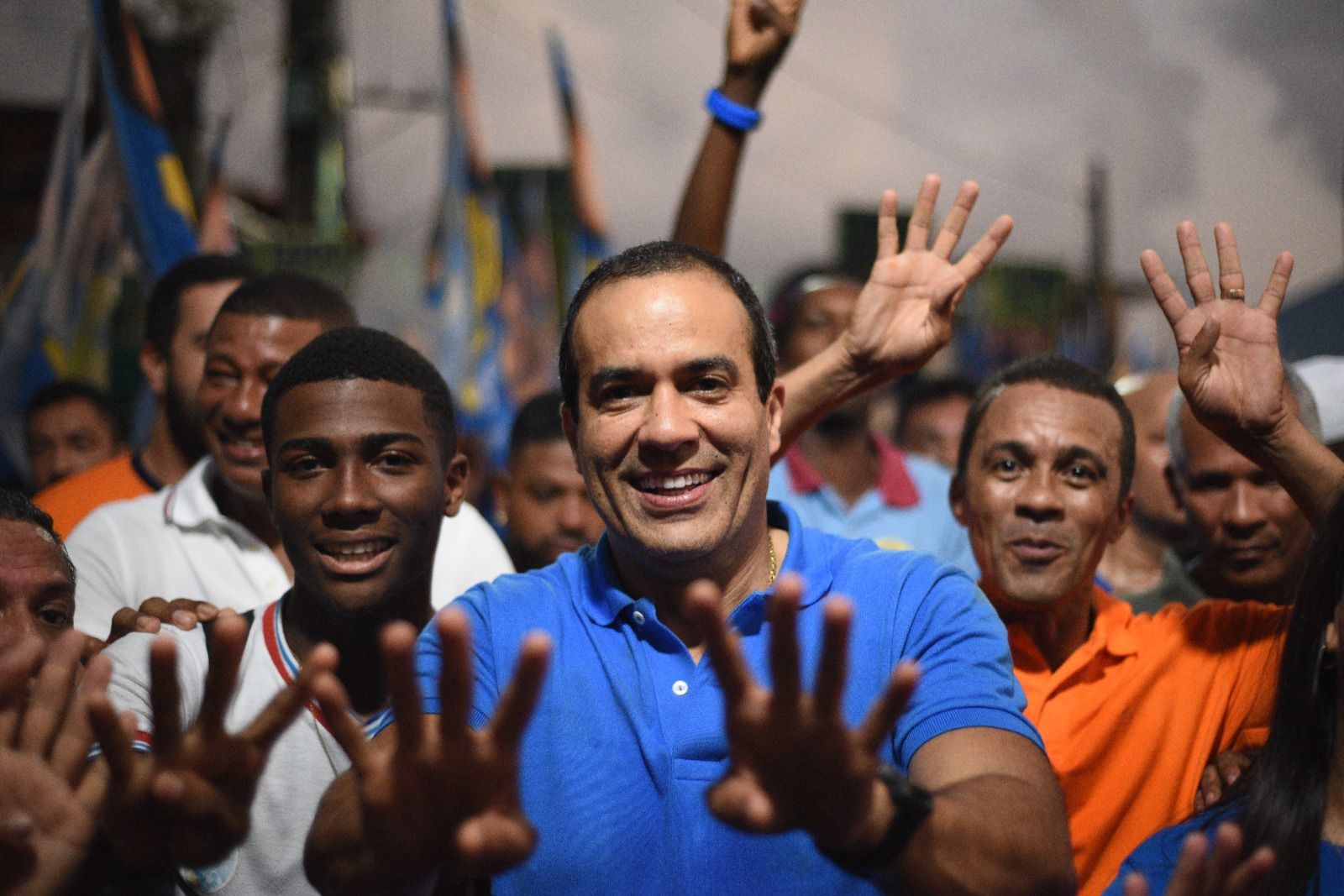O prefeito Bruno Reis (União Brasi), candidato à reeleição, com apoiadores O prefeito Bruno Reis (União Brasi), candidato à reeleição, com apoiadores