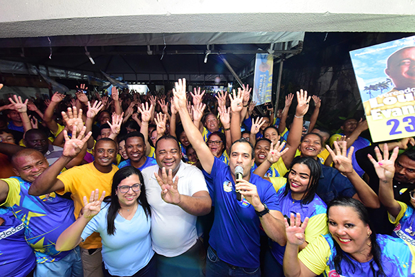 O prefeito Bruno Reis (União Brasi), candidato à reeleição, com apoiadores