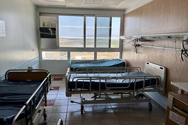 Quarto desocupado no quarto andar do Centro Médico da Galileia, com a fronteira libanesa à vista da janela Quarto desocupado no quarto andar do Centro Médico da Galileia, com a fronteira libanesa à vista da janela