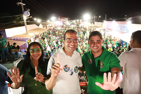 Os candidatos a prefeito e a vice de São Gabriel, Juninho e Ninho de Enock (MDB), realizaram mais uma mobilização de campanha