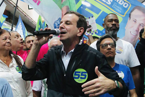 O prefeito Eduardo Paes (PSD) em agenda de campanha
