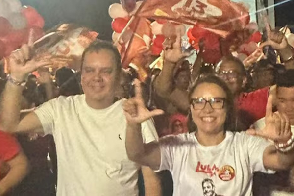 Elmar participou de comício e caminhada ao lado de candidatos de chapa formada por PT e PSD que concorrem à prefeitura baiana