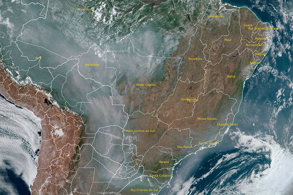 Coluna de fumaça gerada por incêndios florestais viaja da amazônia a partes do Sul e do Sudeste do Brasil