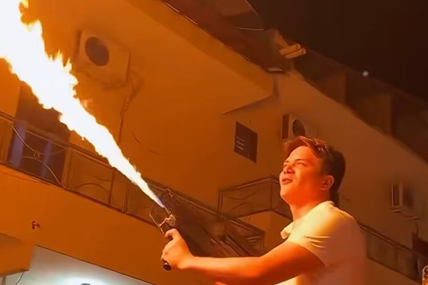 O prefeito de Baturité (CE), Hérberlh Mota (Republicanos) usou um lança-chamas durante um ato de campanha na última quinta-feira, 29