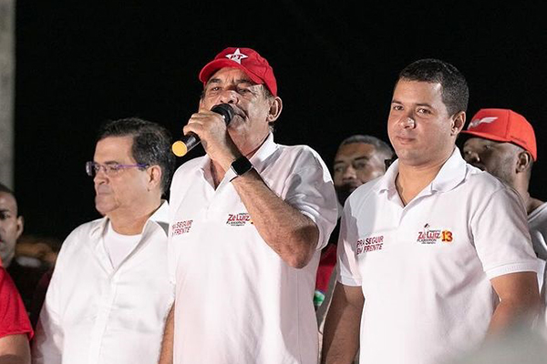 Jorge Flamarion Ramos de Souza (PT) discursando em comício na cidade de Tanquinho Jorge Flamarion Ramos de Souza (PT) discursando em comício na cidade de Tanquinho