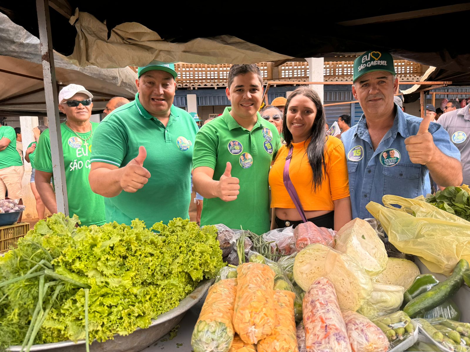 Juninho e Ninho de Enock em visita à feira de São Gabriel