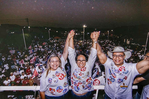 Candidata à reeleição, a prefeita de Araci, Keinha Jesus (PDT), reuniu milhares de pessoas em comício realizado no distrito de João Vieira