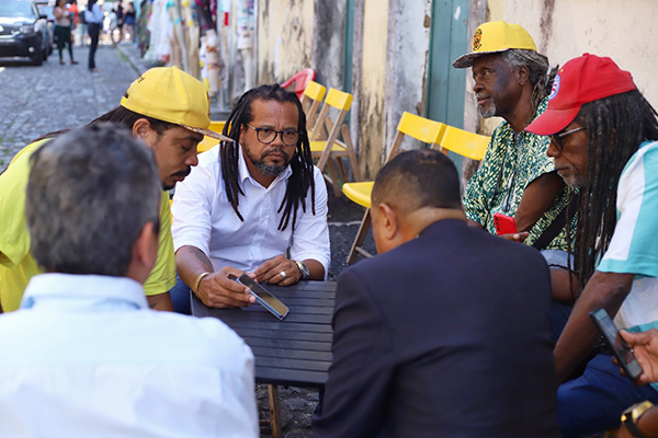 O candidato à Prefeitura de Salvador Kleber Rosa (PSOL) com lideranças do movimento negro