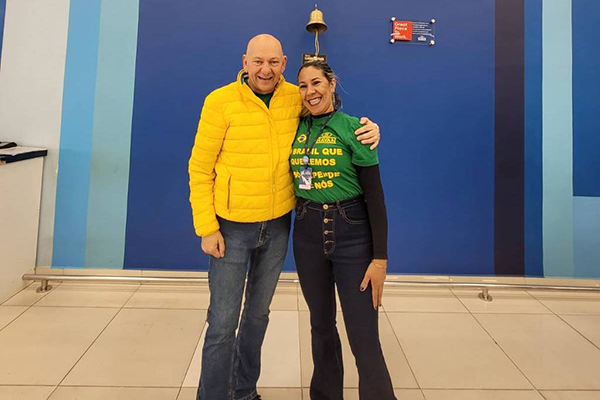 Adriana Oliveira, candidata à vereadora de Bauru (SP) pela Rede, com o dono da Havan, Luciano Hang Adriana Oliveira, candidata à vereadora de Bauru (SP) pela Rede, com o dono da Havan, Luciano Hang