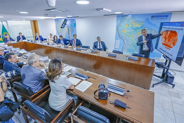 O presidente Lula (PT) em reunião no Palácio do Planalto com membros do governo e representantes dos três Poderes O presidente Lula (PT) em reunião no Palácio do Planalto com membros do governo e representantes dos três Poderes