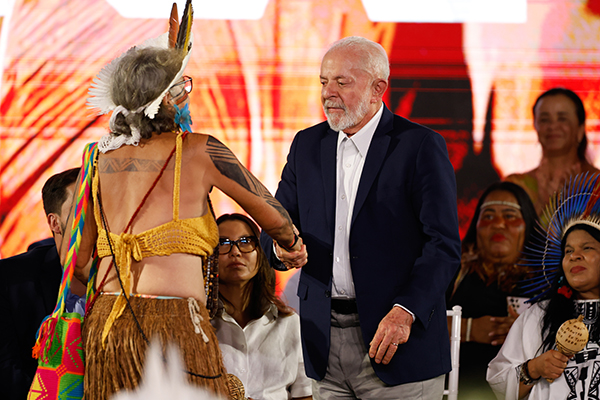 Cerimônia de repatriação do manto tupinambá foi marcada por debates entre lideranças indígenas e o presidente Lula