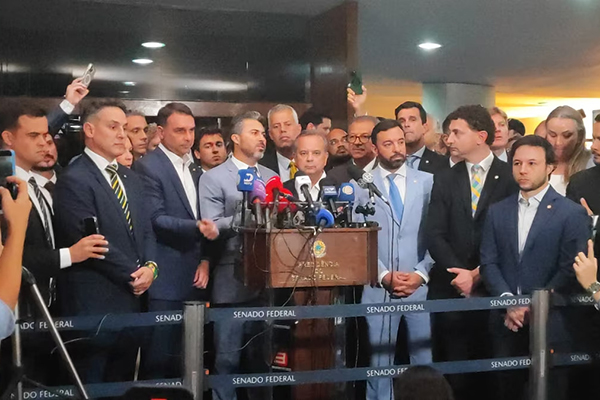 Aliados do ex-presidente Jair Bolsonaro (PL) protocolaram, nesta segunda-feira, 9, pedido de impeachment contra o ministro Alexandre de Moraes, do STF