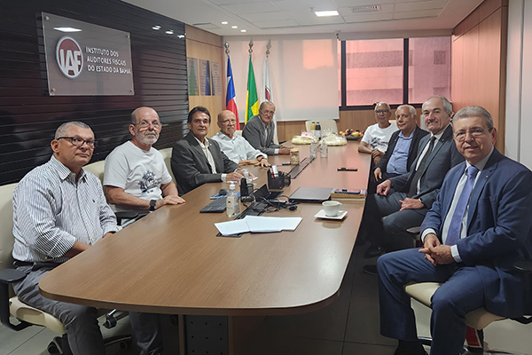 Reunião entre membros da Associação Comercial da Bahia e Instituto de Auditores Fiscais da Bahia