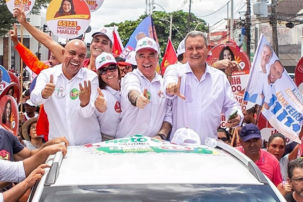 O ministro da Casa Civil, Rui Costa, participou de caminhada em Feira de Santana ao lado do candidato a prefeito Zé Neto (PT) O ministro da Casa Civil, Rui Costa, participou de caminhada em Feira de Santana ao lado do candidato a prefeito Zé Neto (PT)