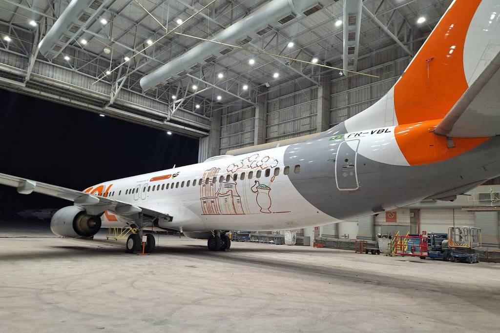 Boeing 737-800 com pintura personalizada em hangar da Gol; avião fará o primeiro voo da companhia na reabertura do aeroporto Salgado Filho, em Porto Alegre Boeing 737-800 com pintura personalizada em hangar da Gol; avião fará o primeiro voo da companhia na reabertura do aeroporto Salgado Filho, em Porto Alegre