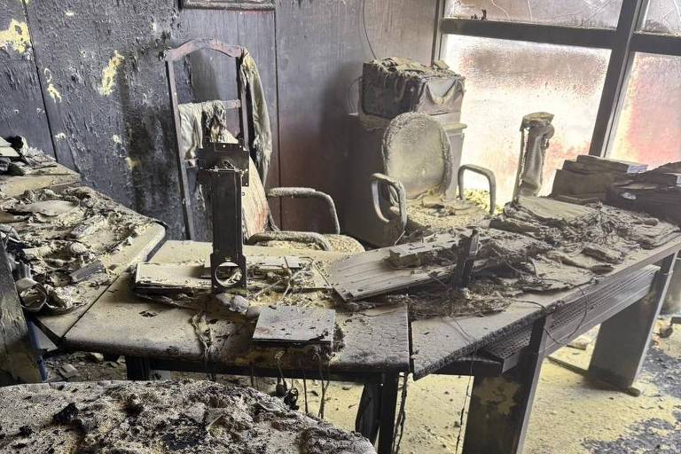 O Corpo de Bombeiros vistoriou na manhã desta terça-feira (22), por cerca de uma hora e meia, a sala do foco do incêndio na véspera O Corpo de Bombeiros vistoriou na manhã desta terça-feira (22), por cerca de uma hora e meia, a sala do foco do incêndio na véspera