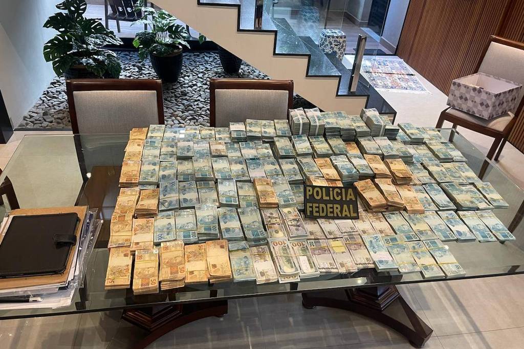Polícia Federal apreende cerca de R$ 3 milhões em espécie na casa do desembargador aposentado Julio Cardoso, do TJ-MS
