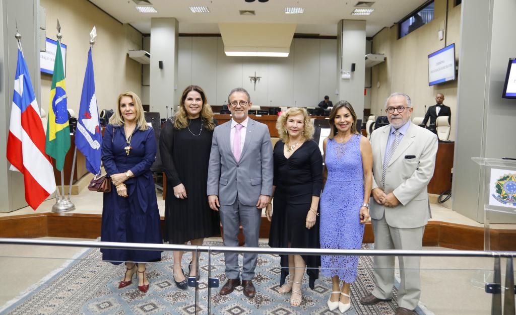 Homenagem ocorreu nesta segunda-feira