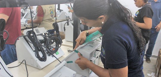 Inseminação e lacração das 600 urnas eletrônicas que serão utilizadas no segundo turno das eleições ocorreram nos dias 22 e 23 de outubro, no Fórum Eleitoral do município Inseminação e lacração das 600 urnas eletrônicas que serão utilizadas no segundo turno das eleições ocorreram nos dias 22 e 23 de outubro, no Fórum Eleitoral do município