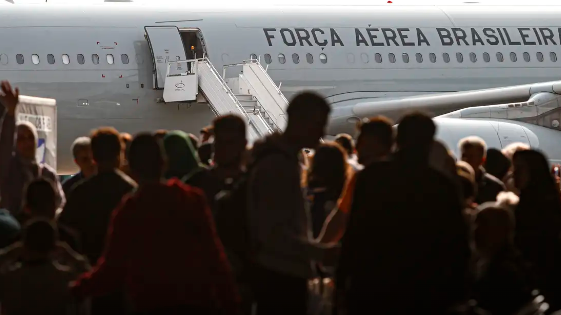 Quinto voo da FAB com 220 repatriados do Líbano chega a SP