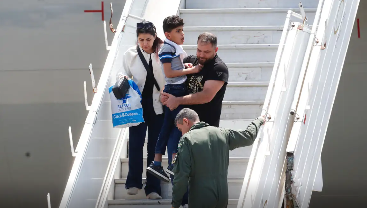  Desembarque neste sábado inclui 14 crianças de colo e um gato