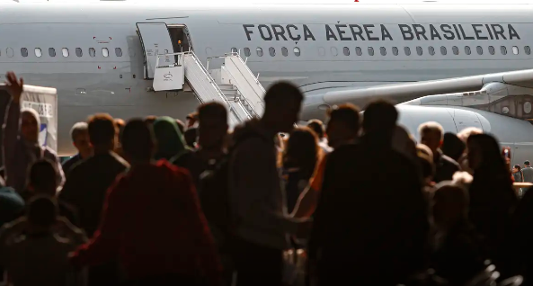 Passageiros desembarcaram de manhã na Base Aérea em Guarulhos