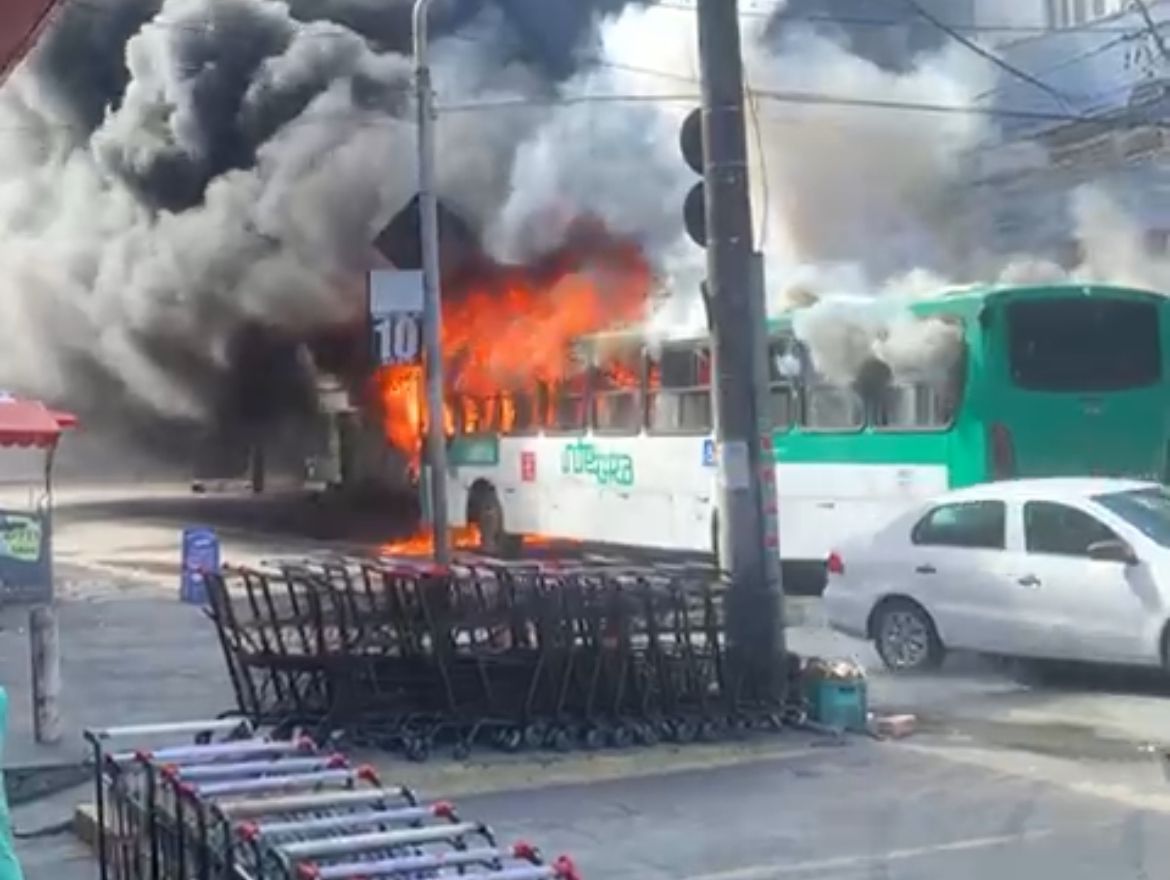 Ônibus foi queimado no bairro do IAPI nesta quarta-feira 