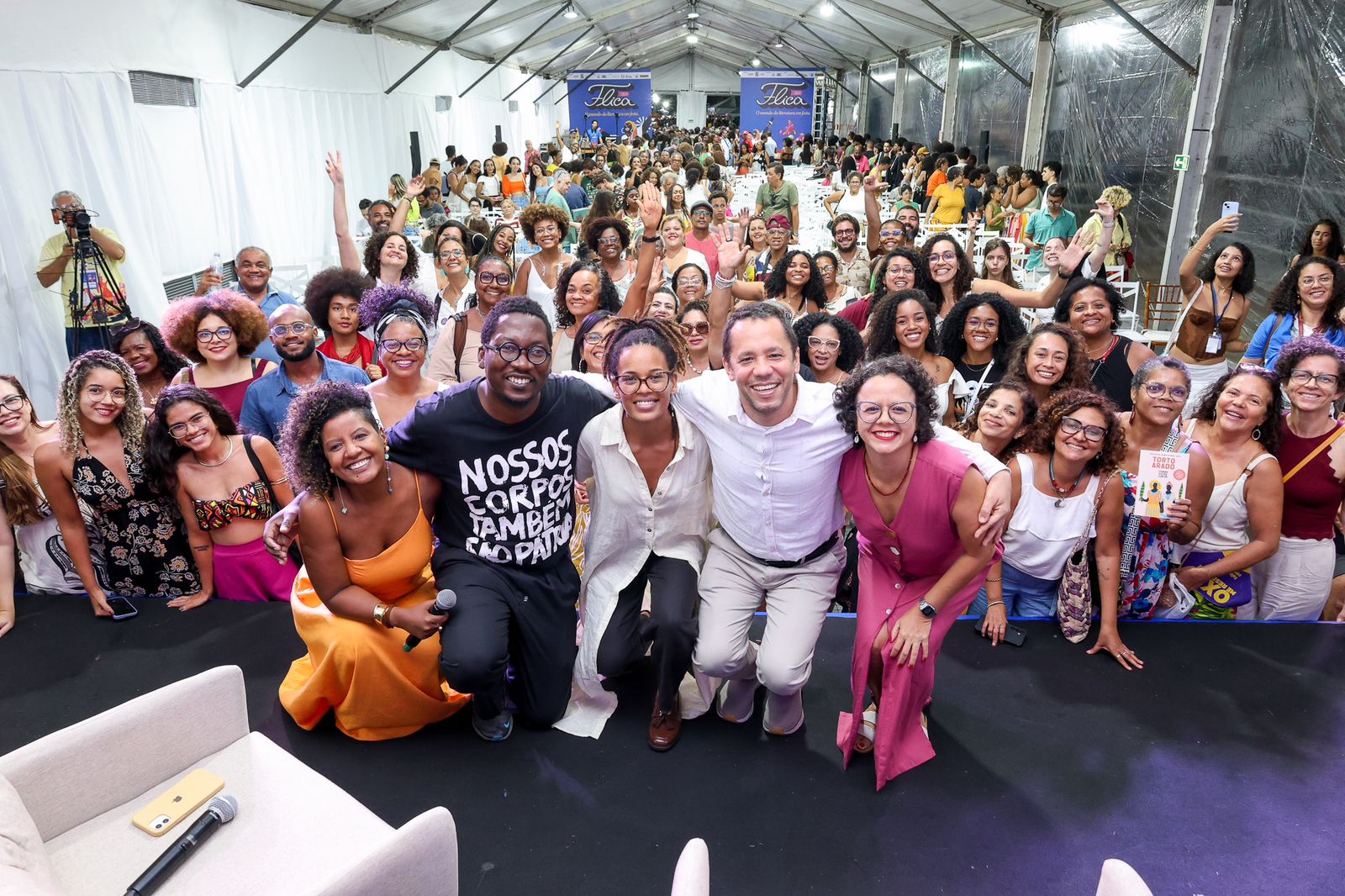 Escritores participaram da roda de conversas “Linguagens, corpos, mistérios e chão” e lotaram a Tenda Paraguaçu, onde foi realizado o encontro