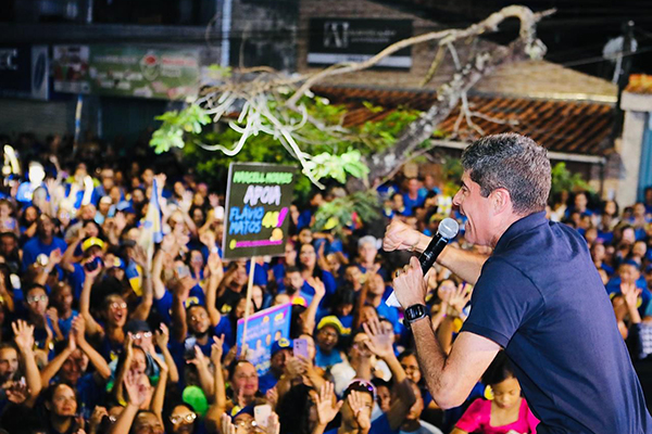 O vice-presidente do União Brasil, ACM Neto, em comício realizado nesta quinta-feira (24), em Camaçari