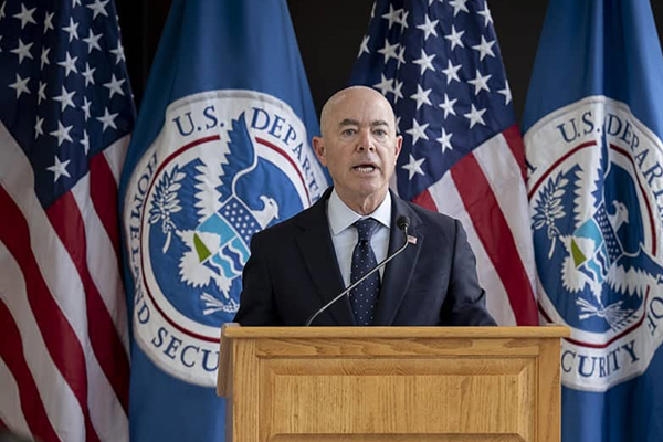 O secretário de Segurança Interna dos EUA, Alejandro Mayorkas, afirmou que ao menos dez pessoas morreram após a passagem do furacão pela Flórida