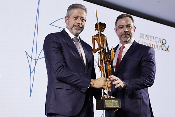 Arthur Lira (PP-AL) recebeu nesta terça-feira (22) o troféu Dom Quixote, condecoração concedida pela Revista Justiça e Cidadania