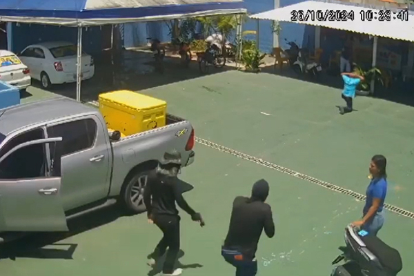 Homens armados invadiram neste sábado (26) o comitê do vereador Manoel Jacaré (PP)