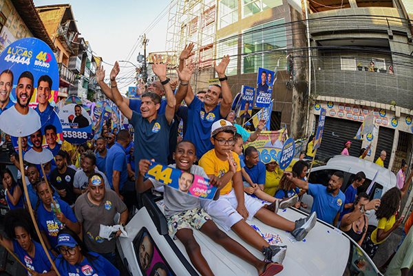 O prefeito Bruno Reis (União Brasi), candidato à reeleição, em caminhada nesta quarta-feira (2) no Curuzu e Liberdade