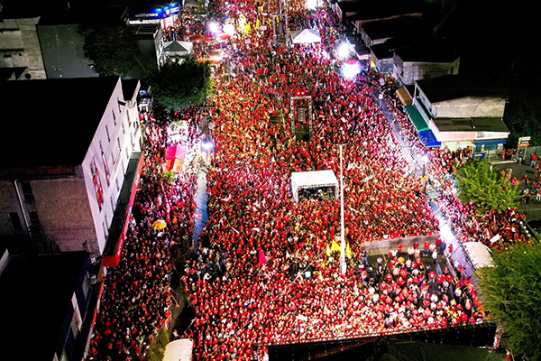 Uma multidão aguarda o comício de Luiz Caetano com a participação de Lula em Camaçari