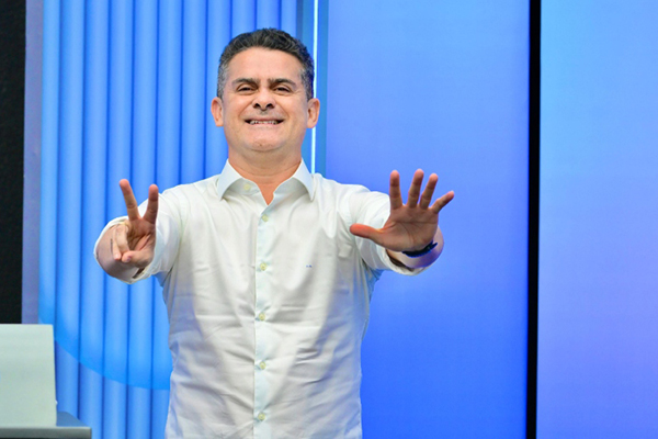 O atual prefeito de Manaus, David Almeida (Avante), foi reeleito neste domingo (27/10)