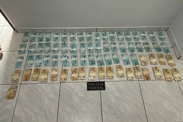 Foto dos R$ 72 mil apreendidos com assessor do deputado Gustavo Gayer (PL-GO) em operação da PF