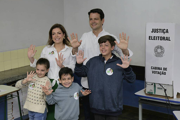 Eduardo Pimentel, candidato à Prefeitura de Curitiba, vota com a mulher, Paula Mocellin, e os três filhos Eduardo Pimentel, candidato à Prefeitura de Curitiba, vota com a mulher, Paula Mocellin, e os três filhos