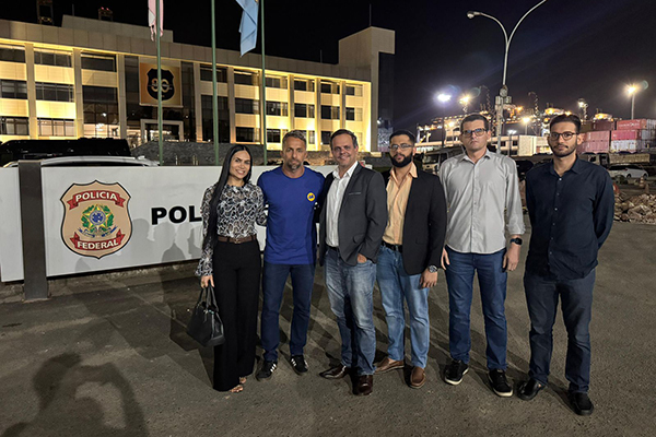 O candidato a prefeito de Camaçari Flávio Matos (União Brasil) com o corpo jurídico da campanha na sede da PF, em Salvador