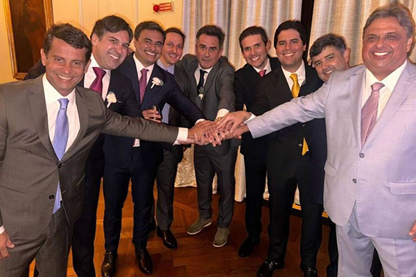 O líder do Republicanos, Hugo Motta (PB), posa com aliados em casamento na Itália 