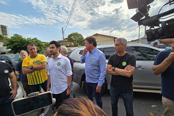 Bolsonaro na escola Casa das Letras, em Goiânia, onde votou seu candidato à Prefeitura da cidade, Fred Rodrigues (PL)