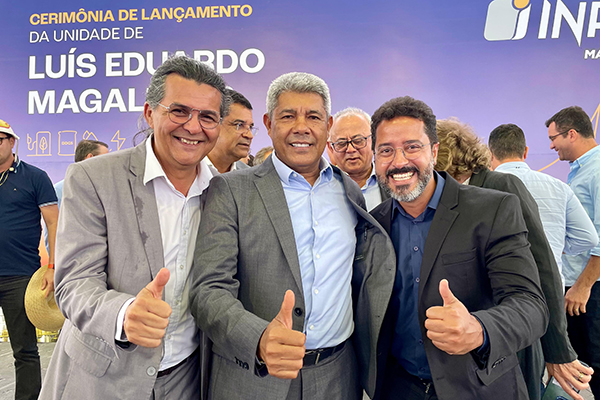 À direita, o coordenador geral da Federação Única dos Petroleiros (FUP), Deyvid Bacelar, com o governador Jerônimo Rodrigues (PT)