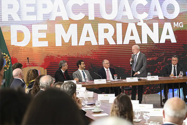 O presidente Lula e ministros participam da reunião de assinatura de acordo entre mineradoras e governos sobre a tragédia de Mariana, em MG