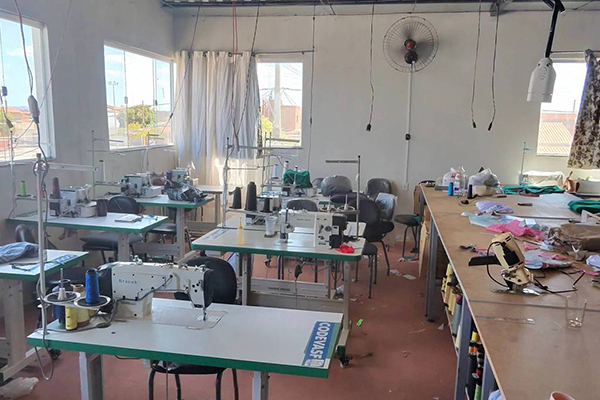 Máquinas de costura doadas pela estatal Codevasf para a entidade assistencial Instituto Reconstruir, em Montes Claros (MG)