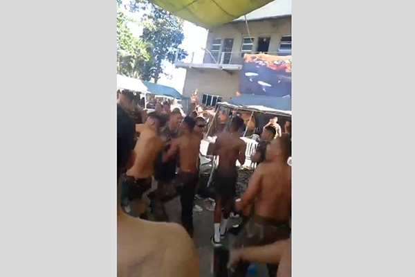 Militares são flagrados fazendo festa durante expediente dentro de quartel no Rio