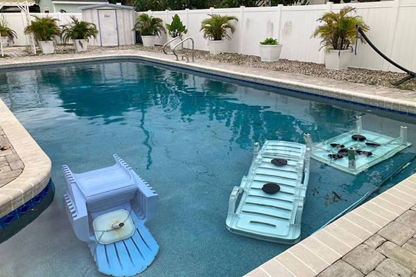 Moradora de Clearwater, na rota do furacão, a professora Ligeia Smith afundou os móveis de plástico na piscina para que não voem durante as tempestades 