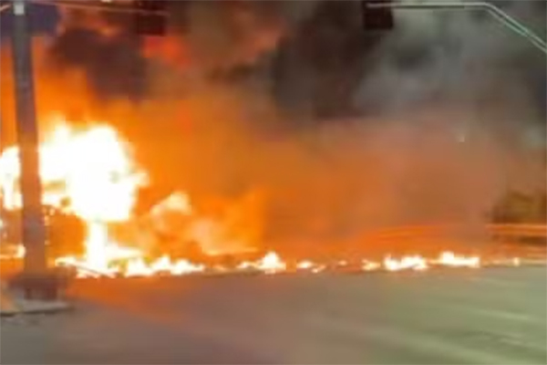 Ônibus é incendiado na Avenida Paralela, em Salvador Ônibus é incendiado na Avenida Paralela, em Salvador