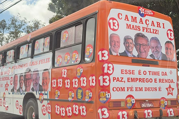 Ônibus utilizado para o transporte de eleitores do PT no segundo turno das eleições em Camaçari Ônibus utilizado para o transporte de eleitores do PT no segundo turno das eleições em Camaçari
