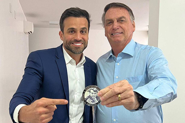 Pablo Marçal (PRTB) com medalha que ganhou de Jair Bolsonaro (PL)